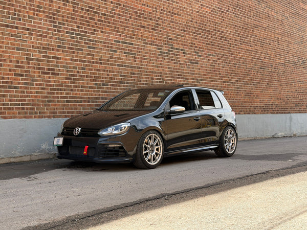 VW ゴルフR MK6 に APEX SM-10 18x9J ET42 Race Silver を装着