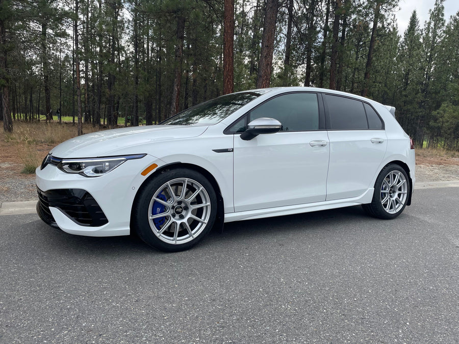 VW ゴルフR MK8 に APEX SM-10 18x8.5J ET43 Race Silver を装着