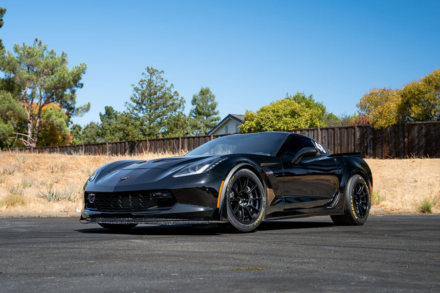 CHEVROLET コルベット C7 ワイドボディ に APEX SM-10RE F:18x12J ET46 / R:18x13J ET56 Satin Black を装着