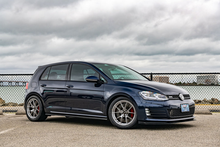 VW ゴルフGTI MK7 に APEX VS-5RS 18x9J ET42 Brushed Clear を装着