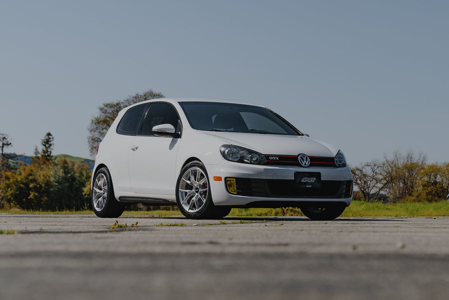 VW ゴルフGTI MK6 に APEX VS-5RS 17x9J ET42 Brushed Clear を装着