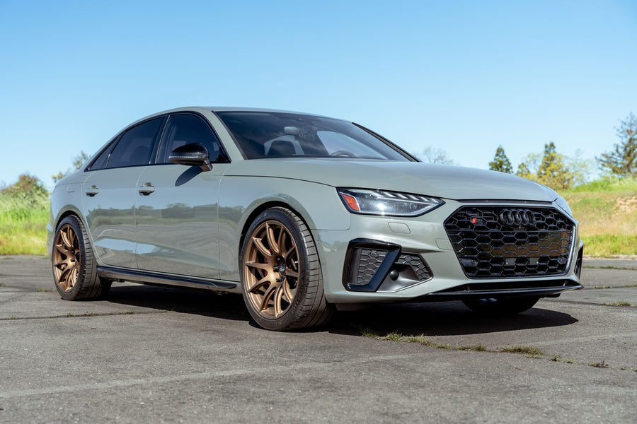 AUDI S4 B9 に APEX SM-10 19x9.5J ET25 スクエア サテンブロンズを装着