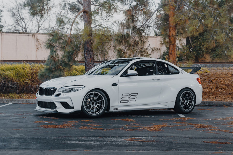 BMW M2 F87 に APEX SM-10RE 18x10J ET25 を装着