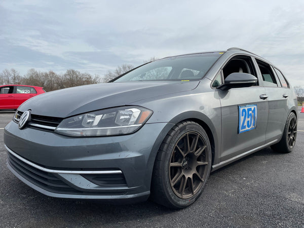 VW ゴルフ オールトラック／スポーツワゴン MK7 に APEX SM-10 17x9J ET42 Satin Bronze を装着