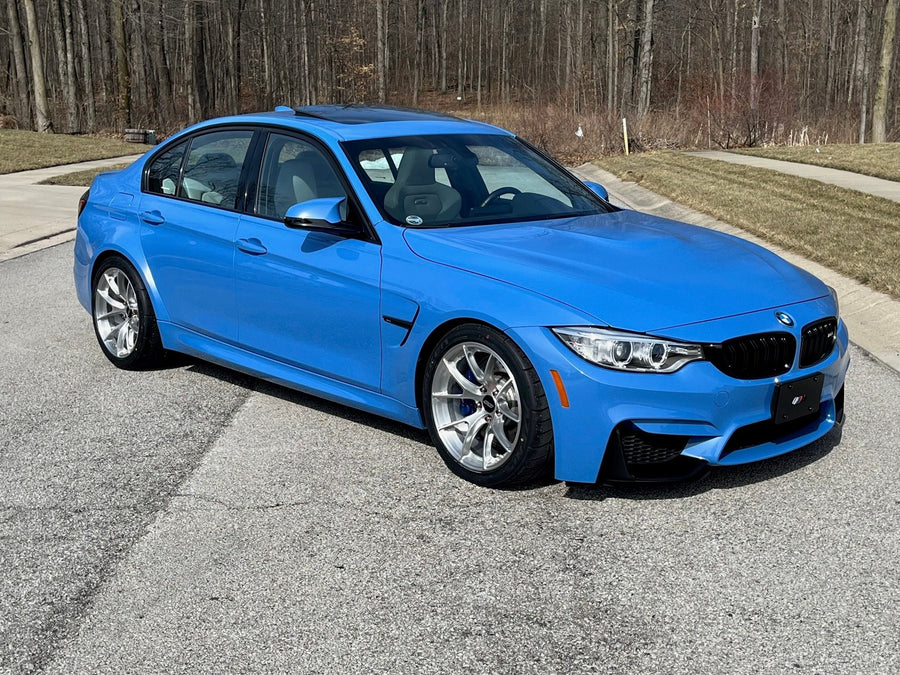 BMW M3 F80 に APEX VS-5RS F:18x9.5J ET22 / R:18x11J ET44 を装着