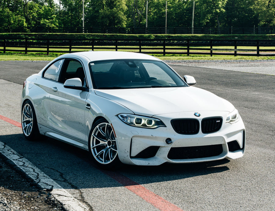 BMW M2 F87 に APEX VS-5RE F:18x10J ET25 / R:18x11J ET44 を装着