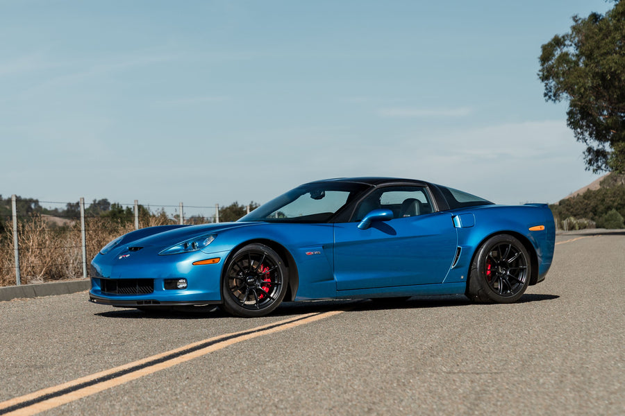 CHEVROLET コルベット C6 ワイドボディ に APEX SM-10RS F:18x12J ET46 / R:18x13J ET56 Satin Black を装着