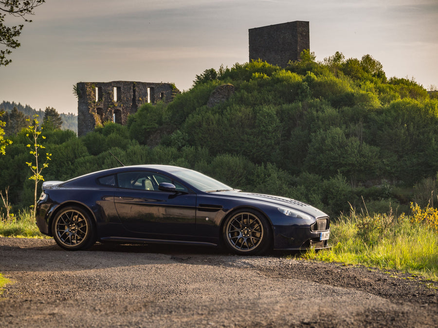 ASTON MARTIN ヴァンテージ（V8／V12） に APEX EC-7 F:19x10J ET40 / R:19x11J ET52 Anthracite を装着