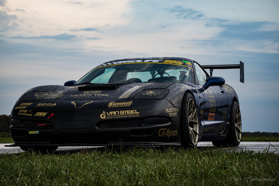 CHEVROLET コルベット C5（Z06／Z51） に APEX VS-5RS 18x12.5J ET52 Motorsport Gold を装着