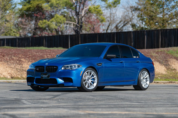 BMW M5 F10 に APEX SM-10RS F:19x9.5J ET22 / R:19x11J ET44 を装着