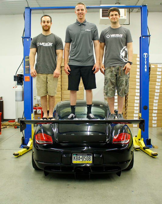 VERUS ENGINEERING(ヴェルスエンジニアリング)A0138A：PORSCHE ケイマン：987：リアウイング＋カーボンスポイラー