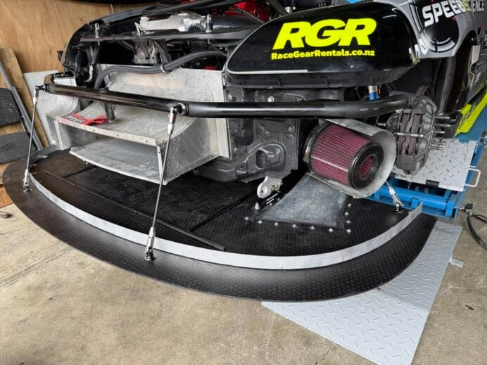 1996 Honda Civic EKに装着されたProfessional Awesome Racing スプリッターサポートロッドとクイックリリースキット